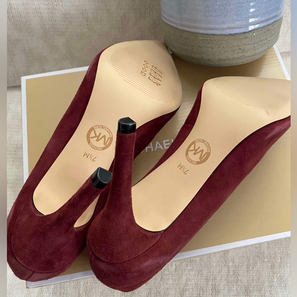 ‼️Weekend✨SALE✨‼️✨🆕✨Brand New Michael Kors Vivienne Pumps w/ Gold Bow - Picture 3 of 4